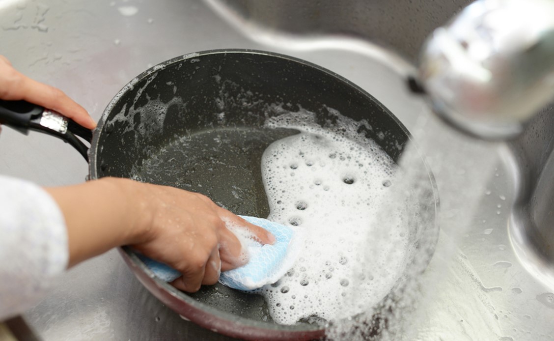 Можно ли мыть антипригарную сковороду