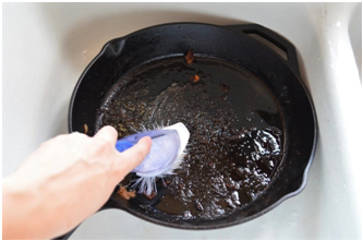Как почистить чугунную сковороду