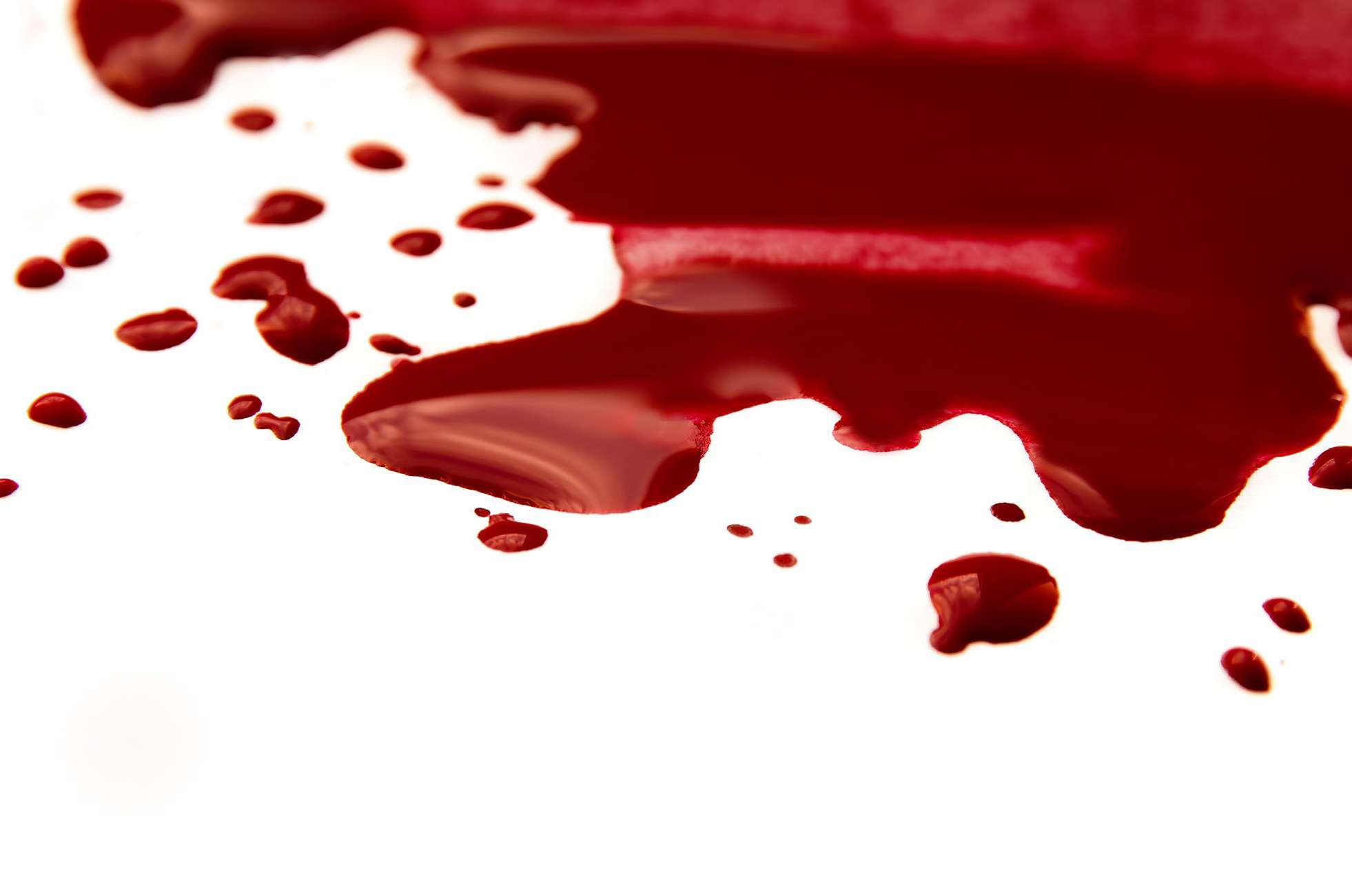 Как эффективно удалять пятна от крови с ковра: советы и средства