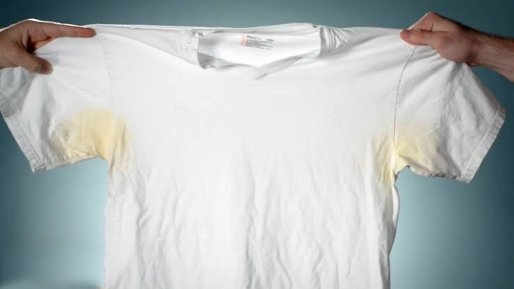Как удалить желтые пятна от пота с белых футболок