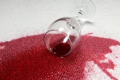 Как избавиться от пятен от красного вина на одежде?