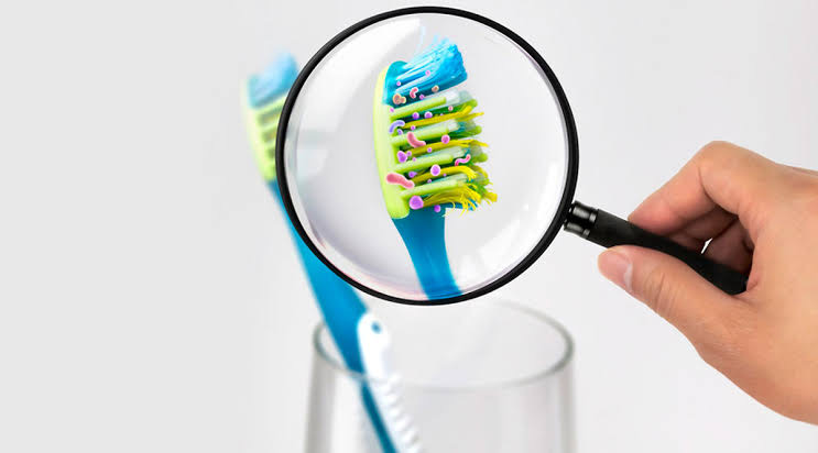 Как правильно почистить зубную щетку?