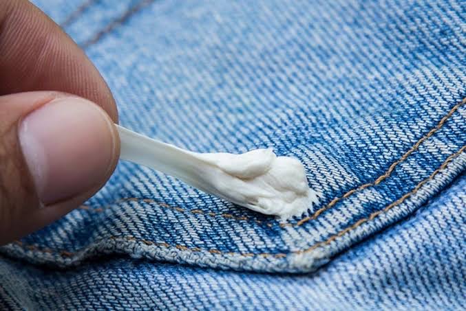 Как удалить следы от жвачки с одежды и ковров: 3 эффективных способа