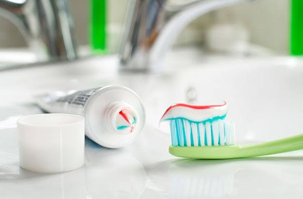 Как удалить зубную пасту со стен и раковин в ванной комнате